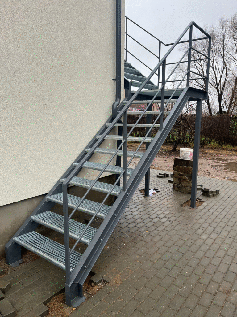 Lauko laiptai ir turėklai – metama.lt metalo gaminiai. Iš priekio